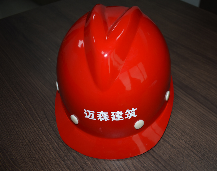 講述施工現(xiàn)場(chǎng)佩戴建筑安全帽注意事項(xiàng)。